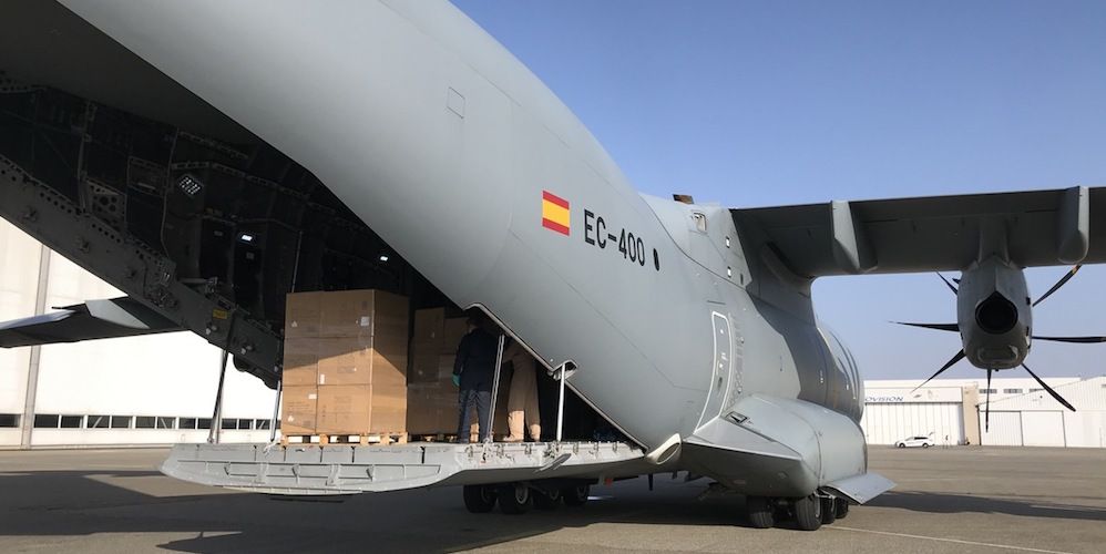 Carga de material sanitario para España en un avion de Airbus