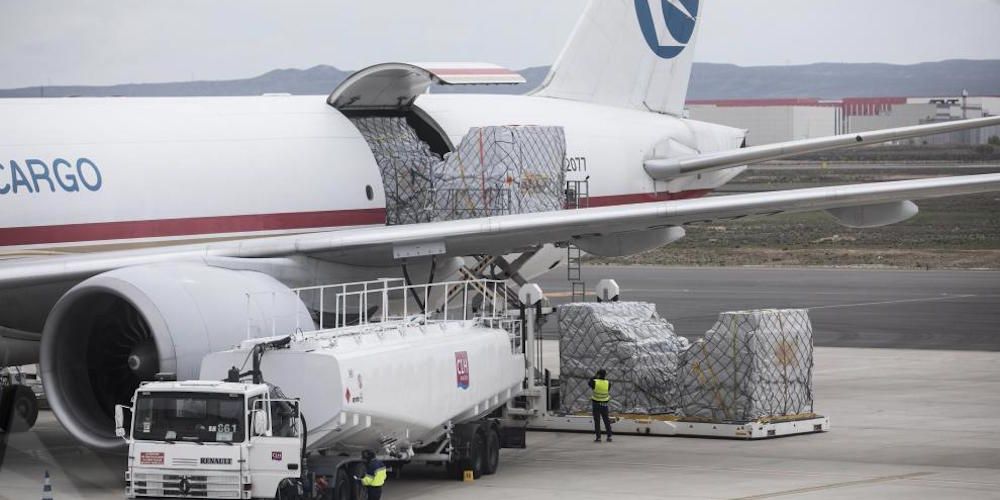 avion carguero de China Cargo en el aeropuerto de Zaragoza con material sanitario