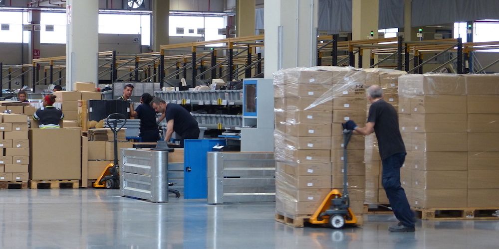 trabajadores-almacen con carretillas logistica-y-transporte ventas