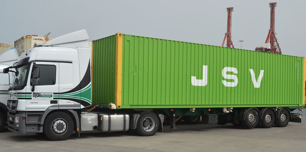 camion con contenedor de JSV