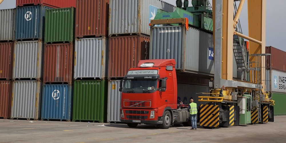 transporte-de-contenedores-en-el-puerto-de-Valencia