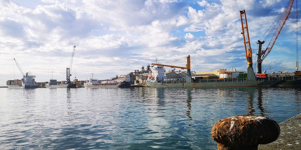 panoramica cuatro buques descarga en puerto Almeria