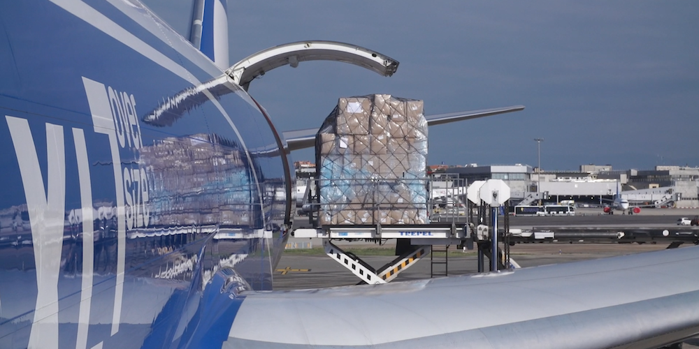 palet de carga aerea descarga avion carguero Boeing Jumbo