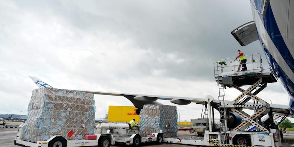 avion con material sanitario en Barajas