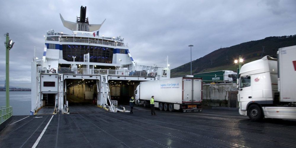 Camiones-entrando-en-ferry-puerto-de-Bilbao