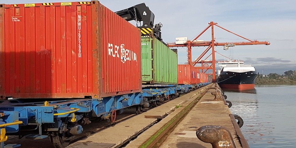 Contenedores-ferrocarril-en-el-puerto-de-sevilla