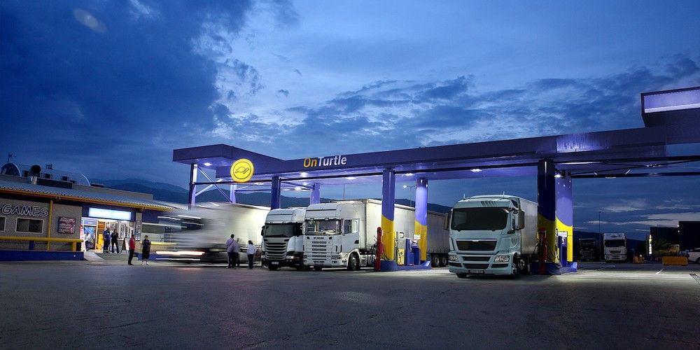 gasolinera camiones onturtle-estacion-servicio-noche
