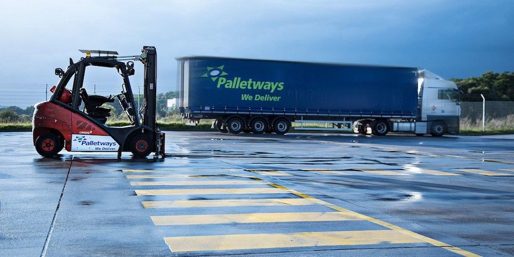 camion Palletways con carretilla lateral