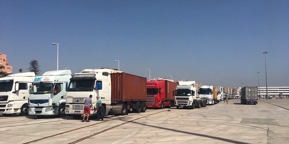 cola de camiones en el puerto de Algeciras esperando