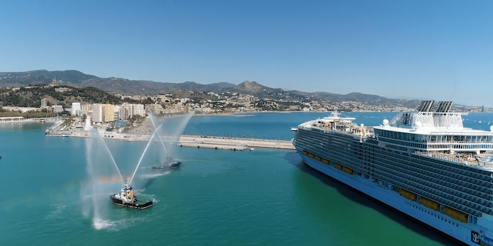 puerto Malaga recepcion con chorros de agua al crucero Symphony of the Seas crucero_2