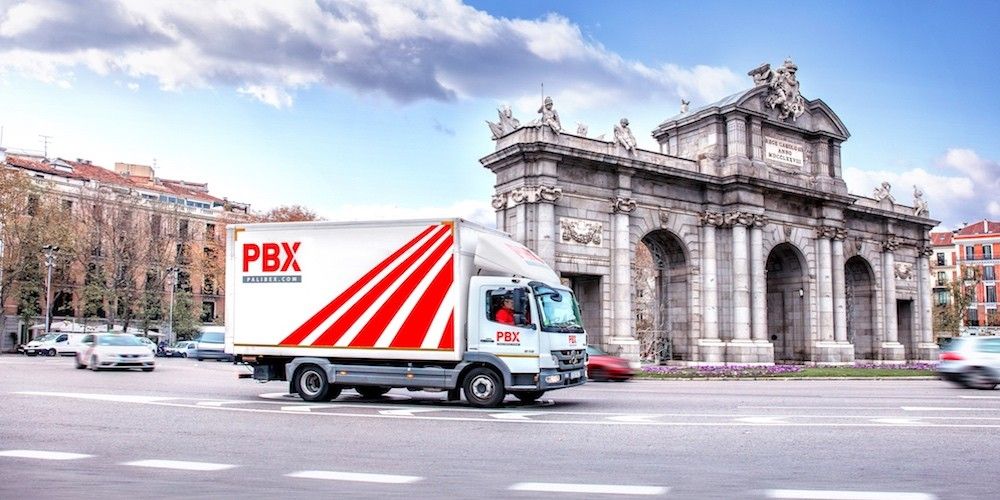 Camion de Palibex en la puerta de Alcala, Madrid