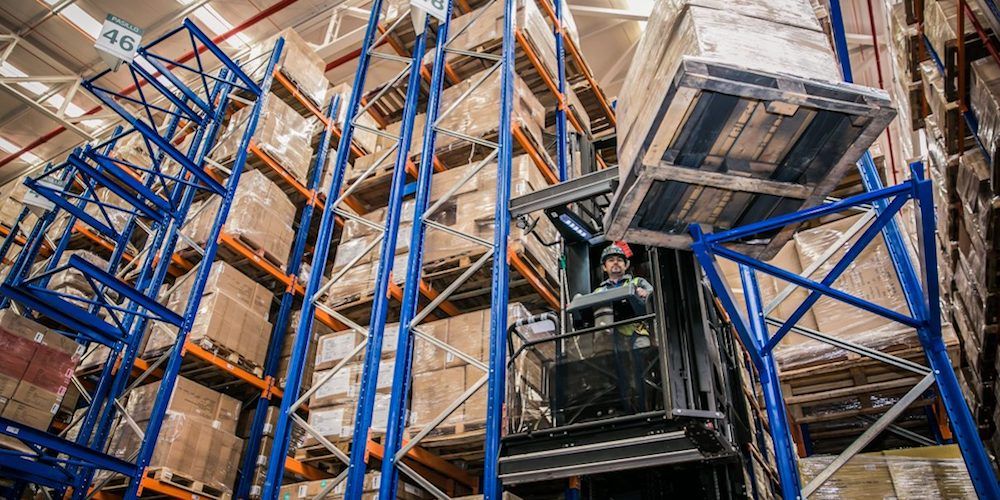 Operario-almacen-de-Logifashion