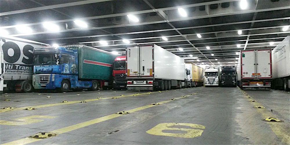 transporte ro-ro camiones en bodega ferry Grimaldi transporte ro-ro camiones en bodega ferry Grimaldi