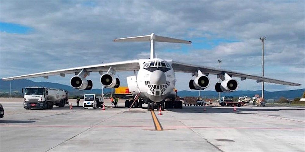 avion carguero con material sanitario en el aeropuerto de Foronda