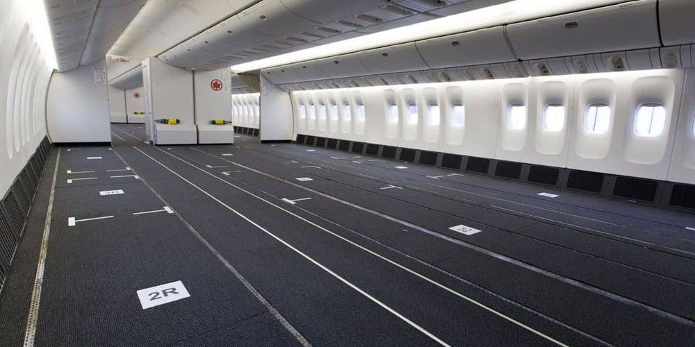 interior de la zona de pasaje de un avion con los asientos desmontados interior de la zona de pasaje de un avion con los asientos desmontados