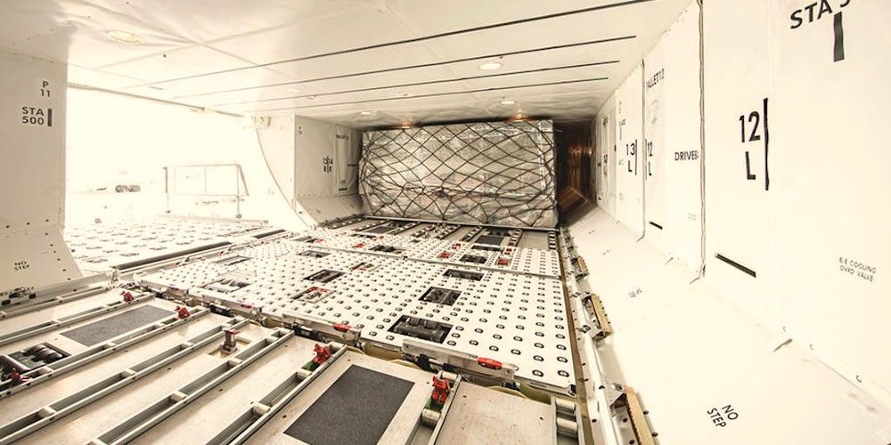 bodega de carga de un avion de pasajeros de Swiss World Cargo