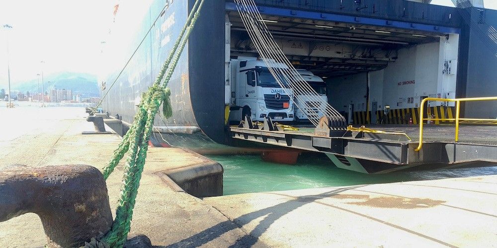 AP Algeciras camiones saliendo bodega ferry trafico ro-ro