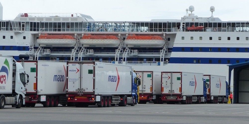 camiones-de-transporte-frigorifico-mazo-esperando-a-embarcar-en-Brittany-Ferries Bilbao
