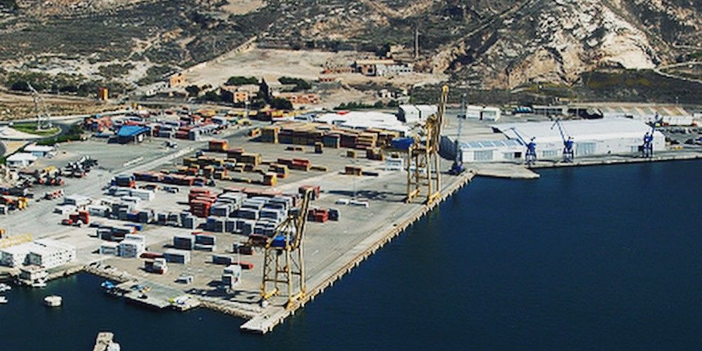 puerto cartagena con gruas vista aerea