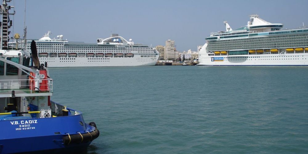 cruceros-en-la-darsena-comercial-del-puerto-de-Cadiz