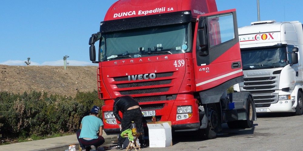 camioneros preparando la comida al pie del camion