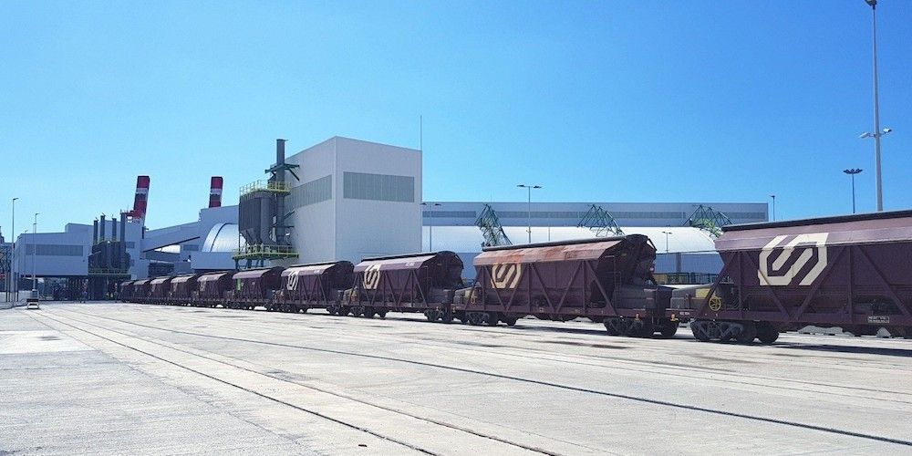 tren ferrocarril con potas en la terminal ICL del puerto de Barcelona