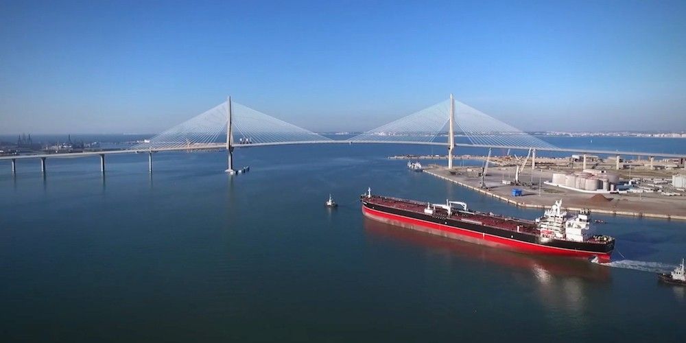 granelero bahia de Cadiz puente atirantado granelero bahia de Cadiz puente atirantado