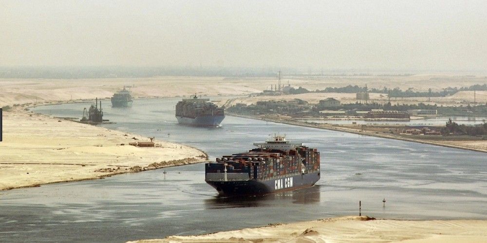 portacontenedores-de-CMA-CGM-en-el-canal-de-Suez
