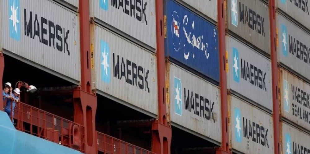 contenedores-de-Maersk-y-Safmarine-apilados-en-portacontenedores