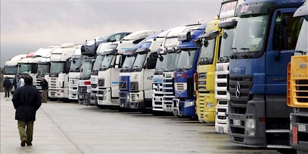 camiones aparcados vehiculos industriales