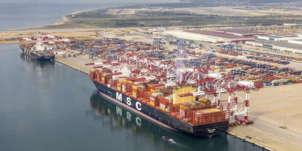 dos mega portacontenedores en terminal Best puerto Barcelona