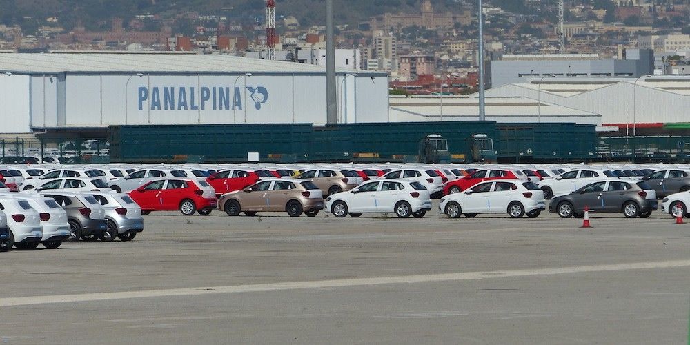 ap barcelona coches polo volkswagen automovil frente a nave Panalpina automocion