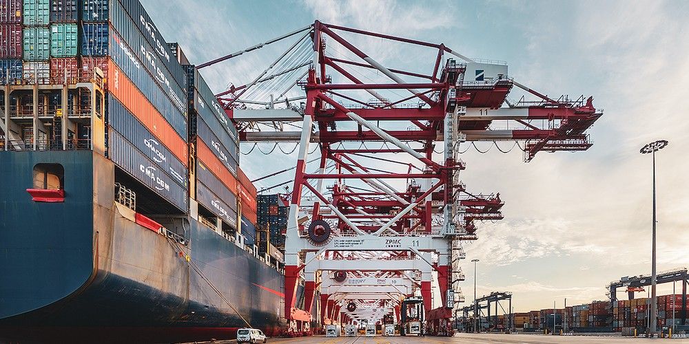 grua y portacontenedores en terminal BEST barcelona