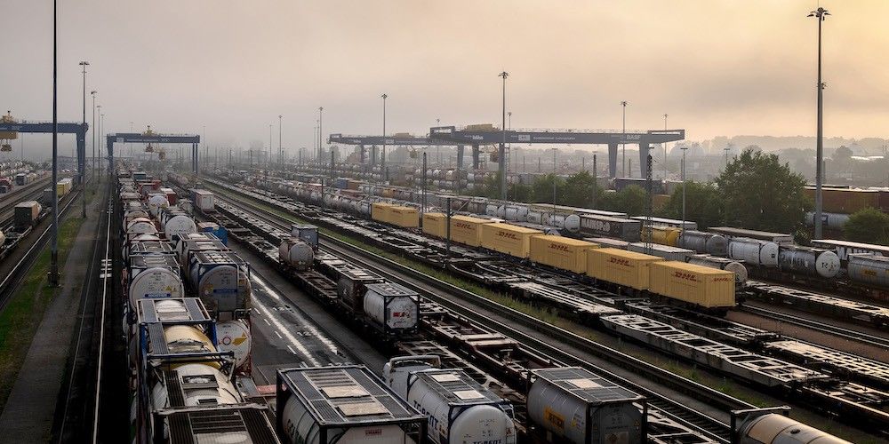 Contenedores de DHL Freight en la terminal ferroviaria KTL en Alemania Contenedores de DHL Freight en la terminal ferroviaria KTL en Alemania