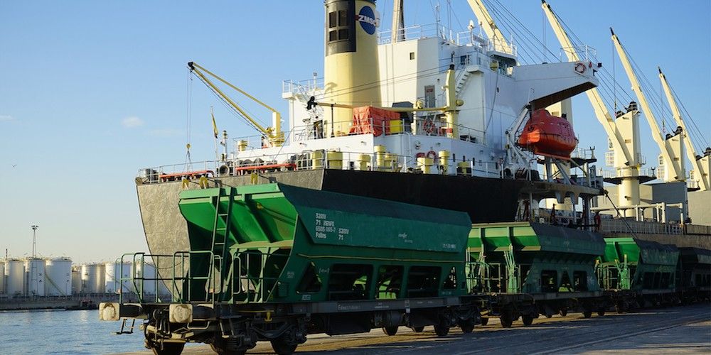vagones trafico ferroviario en el puerto de Tarragona