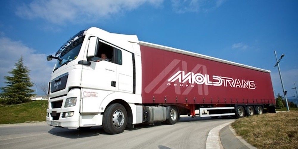 Camion de Moldtrans circulando por la carretera
