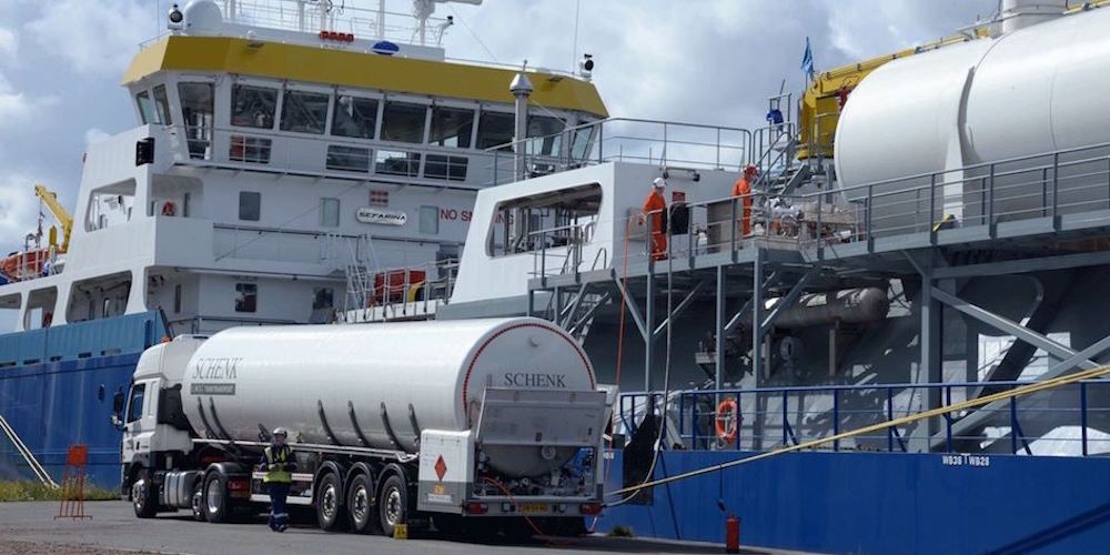 carga GNL camion barco