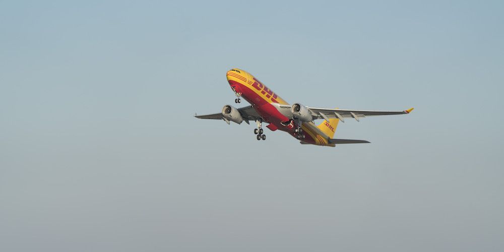 Avion de DHL durante un vuelo