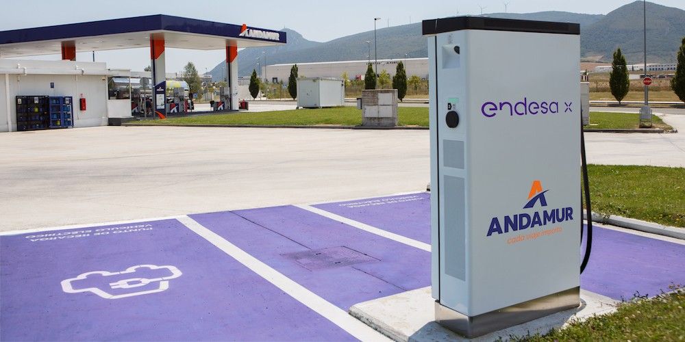 Cargador de vehiculos electricos de Endesa en una estacion de servicio de Andamur