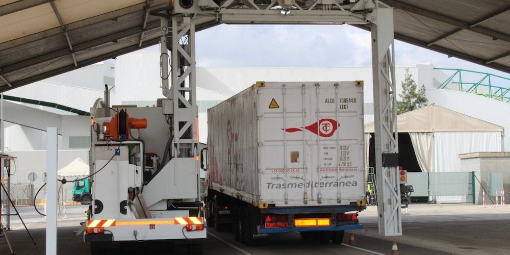 Vehiculos de Trasmediterranea en el escaner del puerto de Barcelona