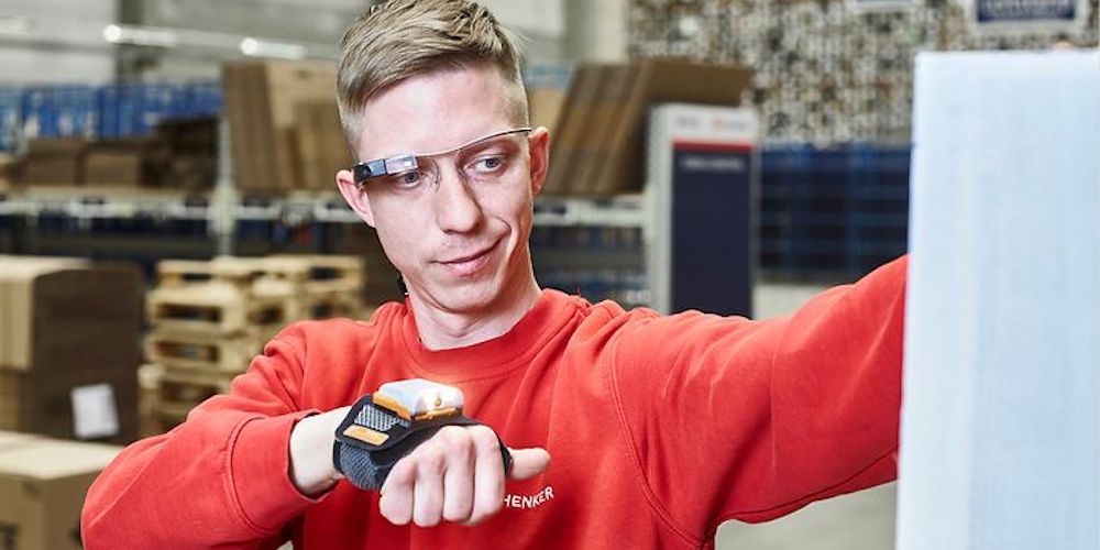 Gafas inteligentes y guante de escaneo en almacen de DB Schenker Gafas inteligentes y guante de escaneo en almacen de DB Schenker