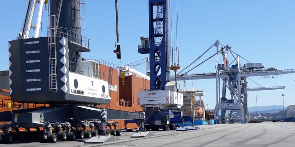 Operaciones de carga y descarga de contenedores y eolicos en el puerto de Marin