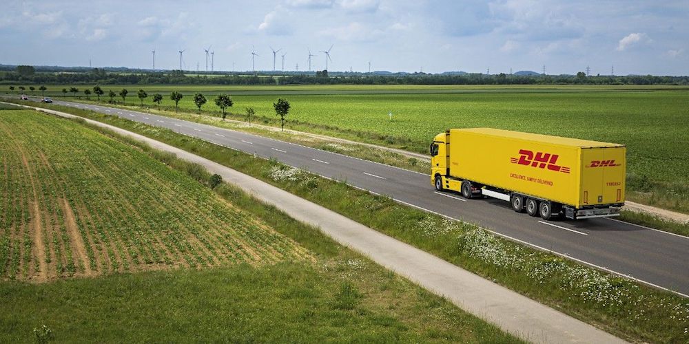 Camion de DHL circulando por la carretera Camion de DHL circulando por la carretera