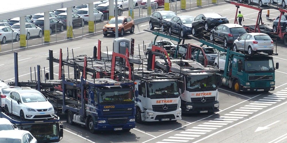 portacoches en la planta de Seat en Martorell