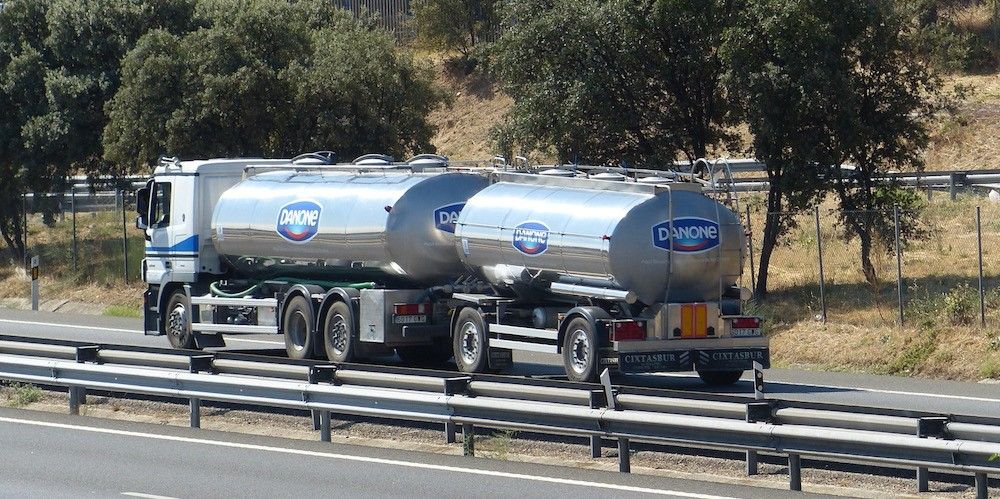 camion cisterna Danone con remolque 44 toneladas