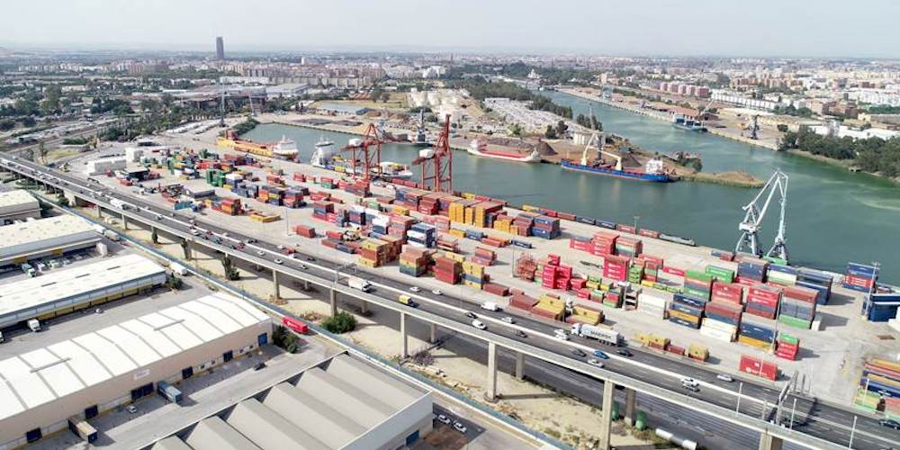 Vista aerea de buques y contenedores en el puerto de Sevilla