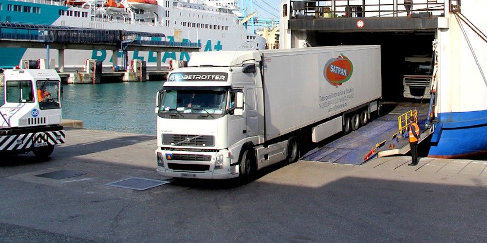camiones-desembarcando-en-Algeciras