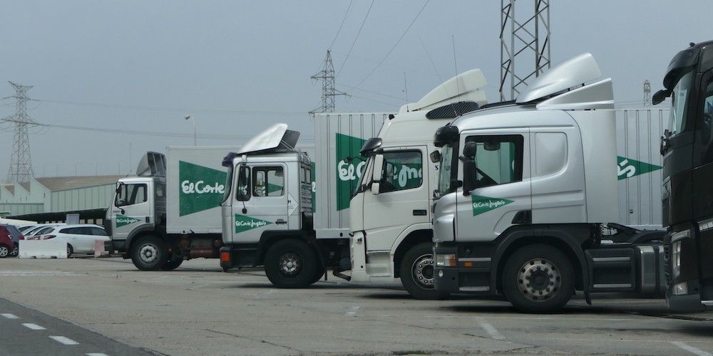 camiones en centro logistico el corte ingles valdemoro