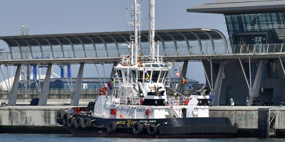Remolcador de Ibaizabal con motor dual en el puerto de Bilbao