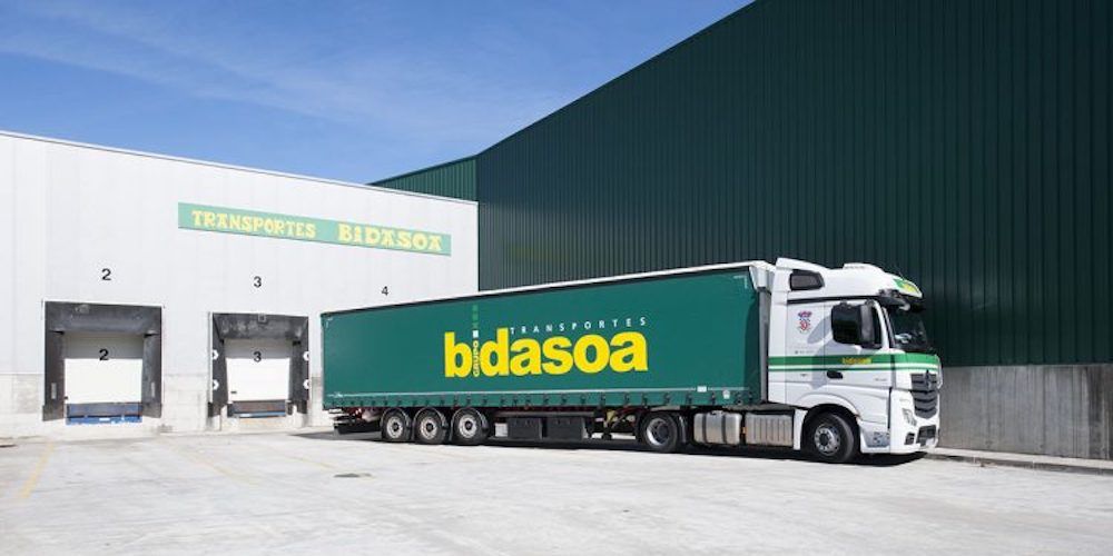 transbidasoa camion aculado en muelle nave transbidasoa camion aculado en muelle nave